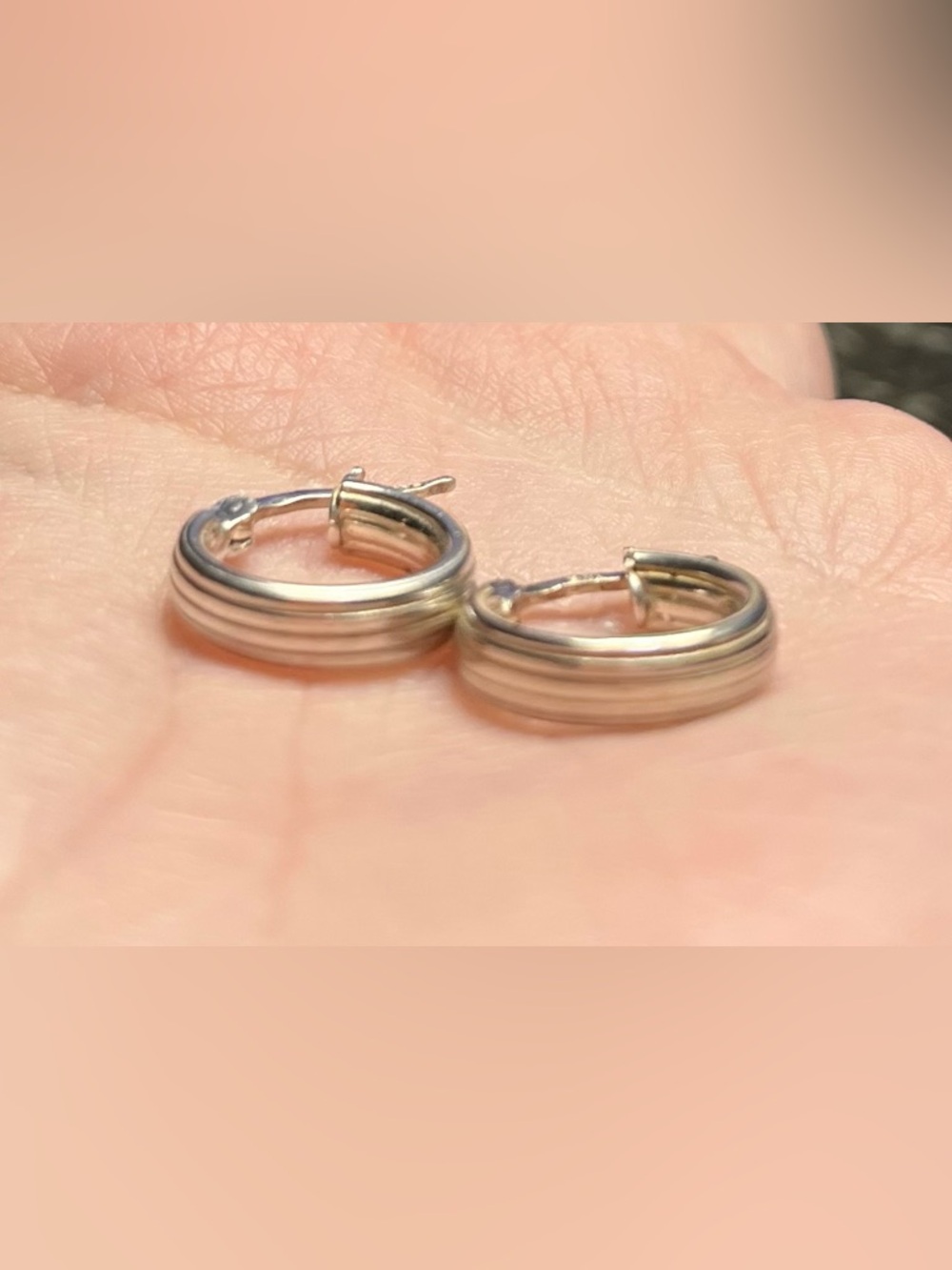 💘925 Classic Silver Hoop Earrings - Small Hoop Earrings in Silver - Picture 3 of 5